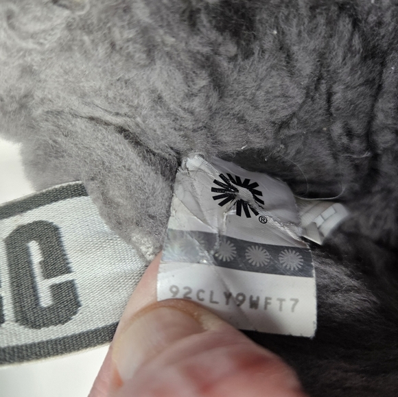 Ugg Womens Fur Slide Gray Fluff Yeah Sz 6 Sheepskin Elastic Heel Logo - Picture 12 of 12